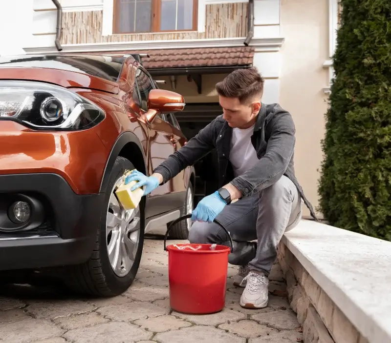 Lavage auto à domicile Lacapelle-Viescamp : professionnel intervenant sur un véhicule